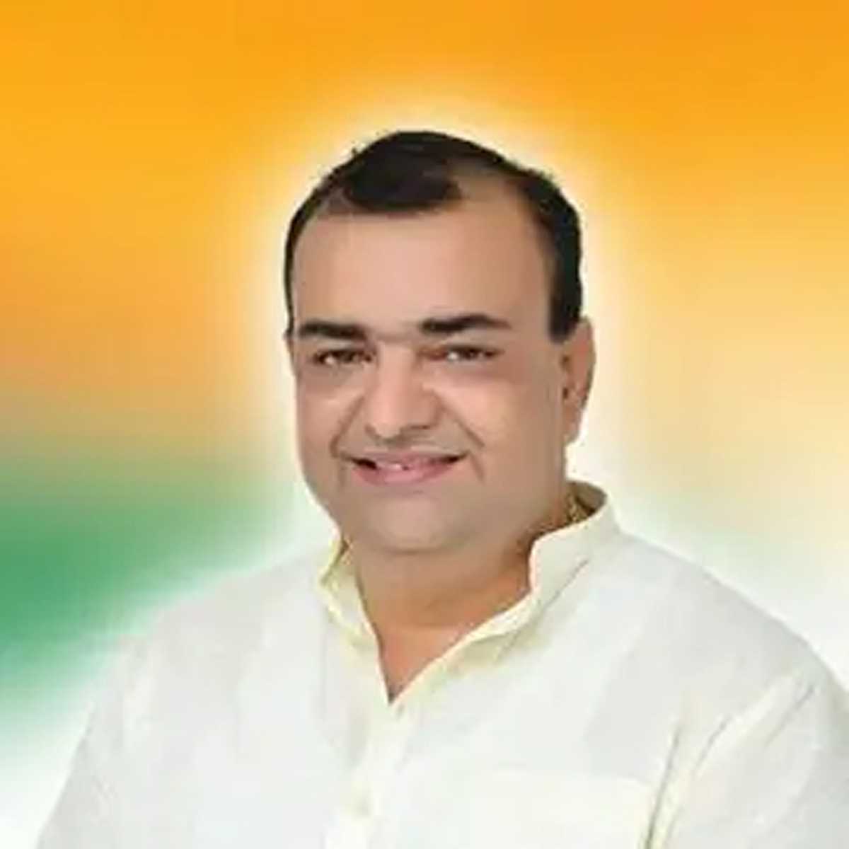 आजम खान को ध्वस्त करने वाले शख्स आकाश सक्सेना